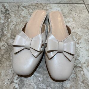 Chic Cream Bow Women's Loafers